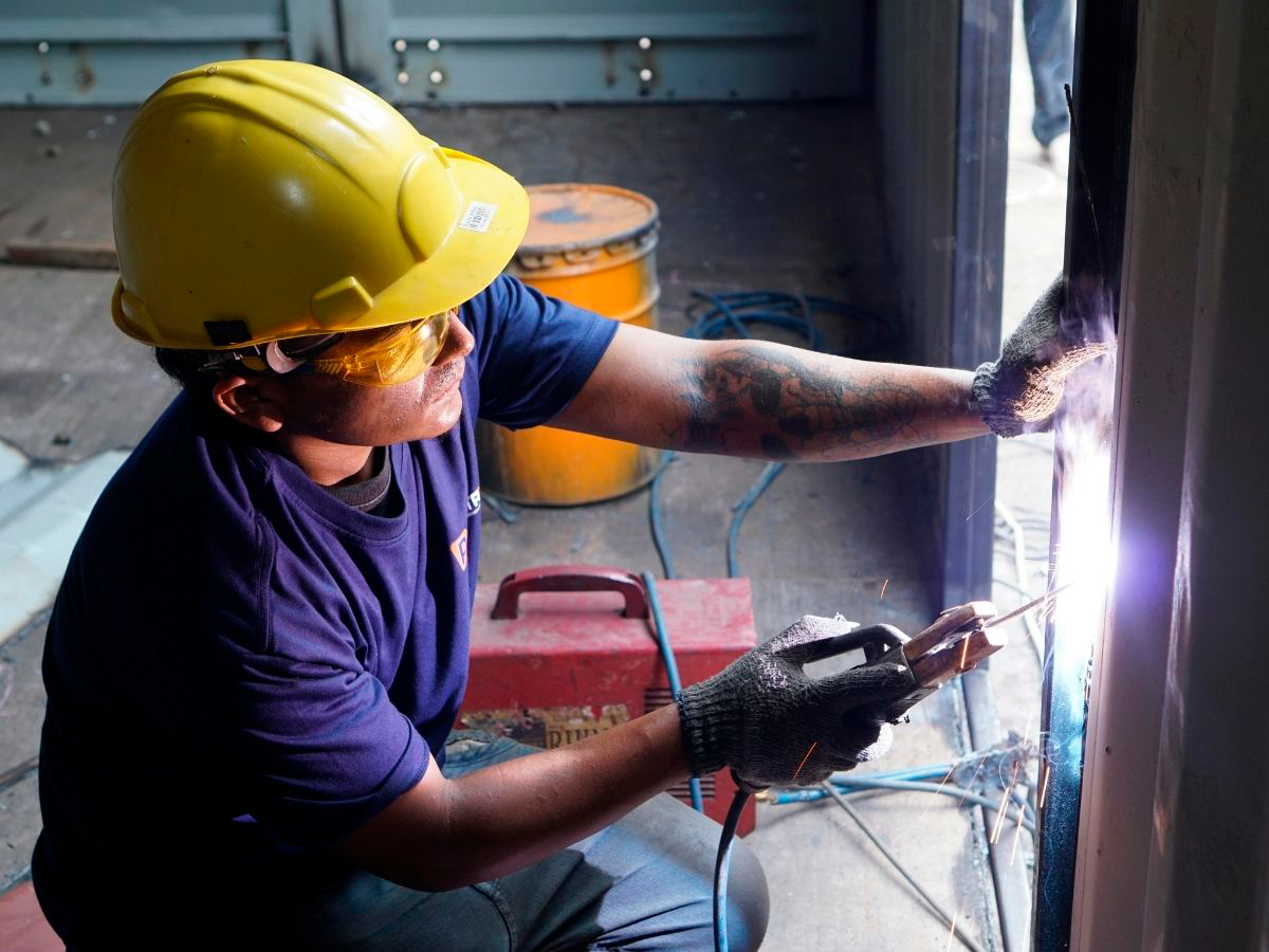 Foto ilustrativa de desmontagem de sistemas de ar condicionado industrial