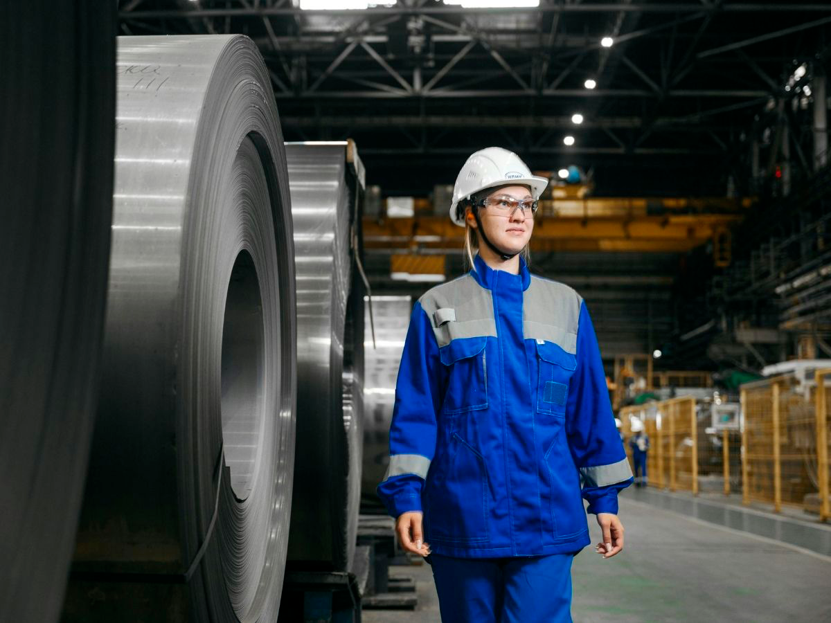 Foto ilustrativa de desmontagem de estruturas prediais industriais